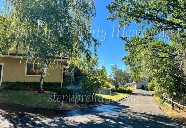 Building Photo - 2 Bedroom 2 Bath Home With Bonus Room off Racetrack!!!!