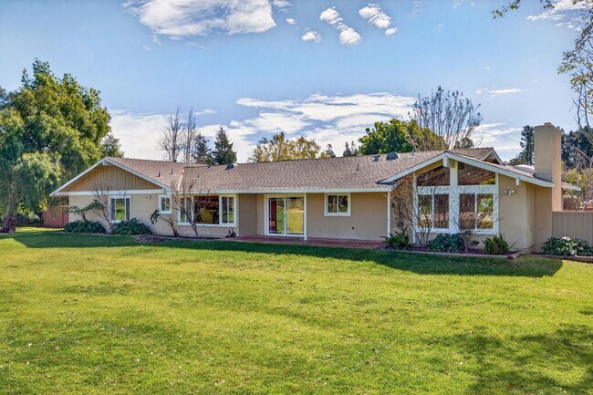 Building Photo - 1525 Fairway Dr