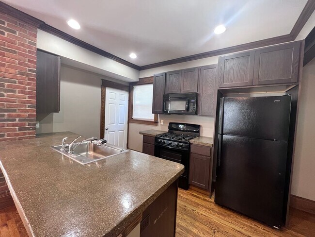Building Photo - Three Bedroom Single Family Home - Close to everything!