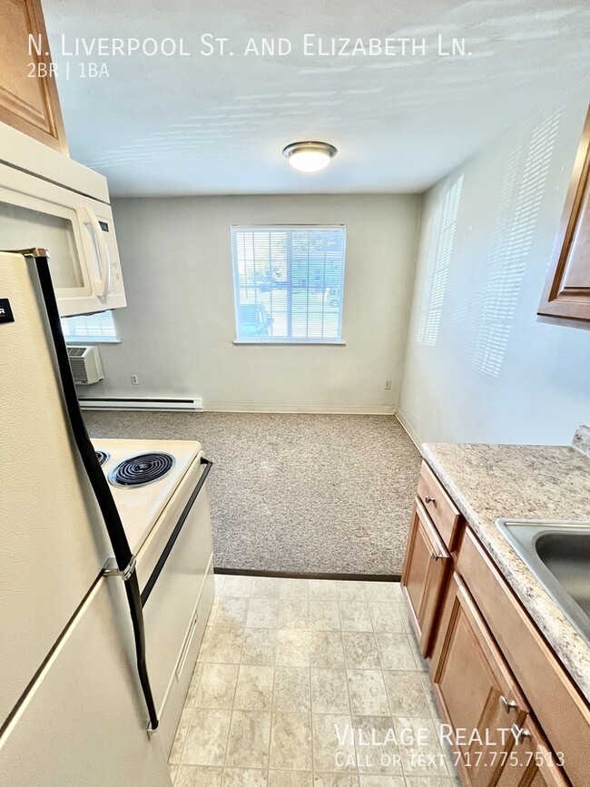 Building Photo - Few Steps! Top floor! Affordable 2-Bed wit...