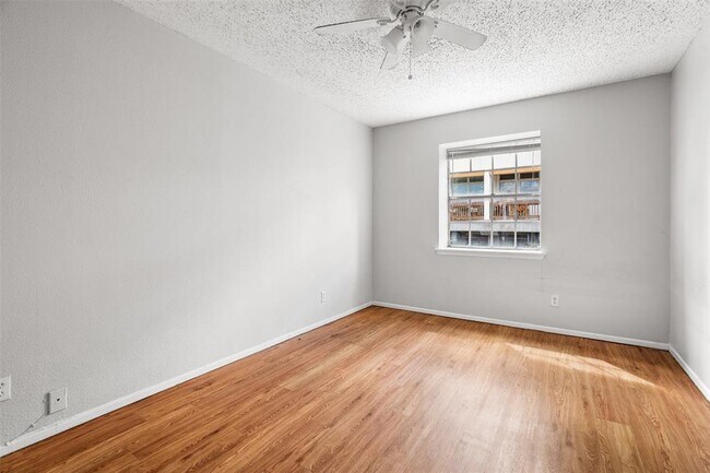 Building Photo - 307 E 31st St