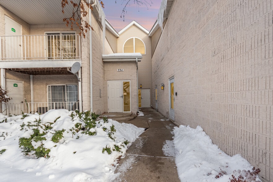 Building Photo - 734 N Gary Ave