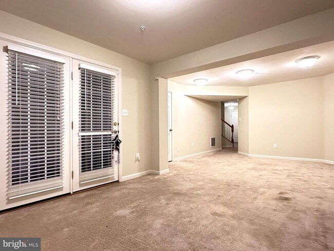 Building Photo - 920 Hopkins Cor