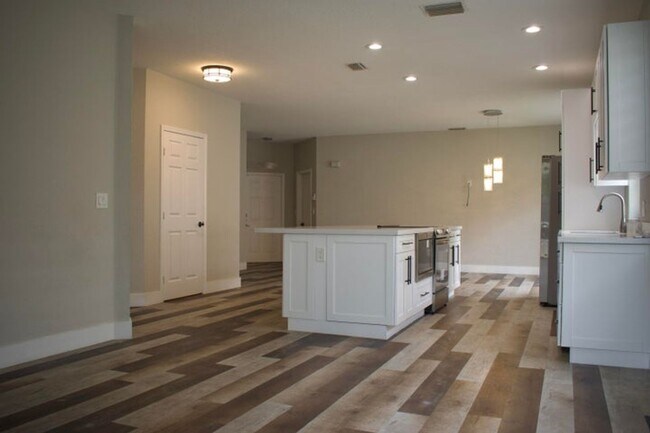 Building Photo - 4907 Pelican Manor