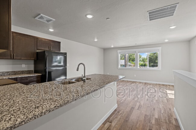 Building Photo - 435 2nd Ave N