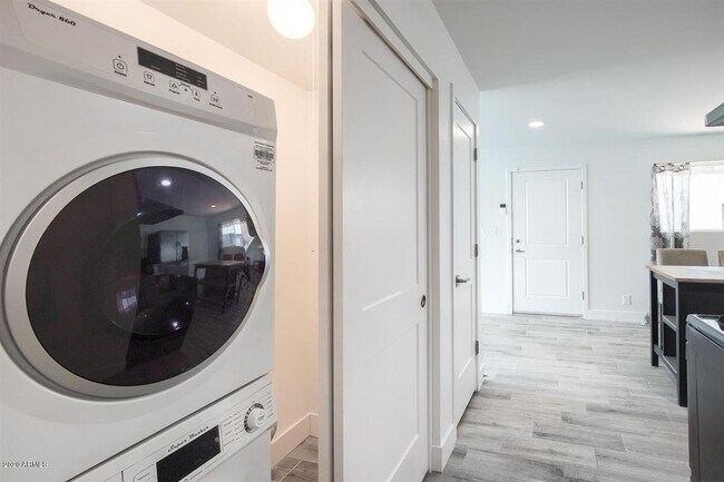 Building Photo - 3140 E Glenrosa Ave