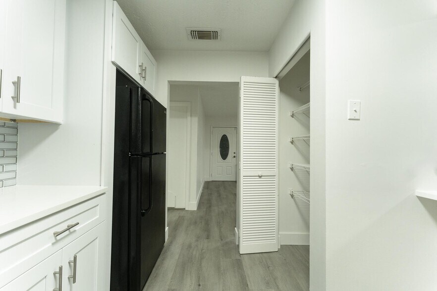 Building Photo - 1181 SW Sarto Ln