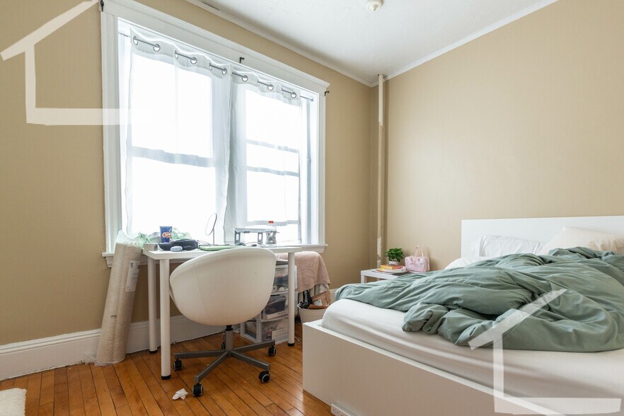 Primary Photo - 74 Egmont St