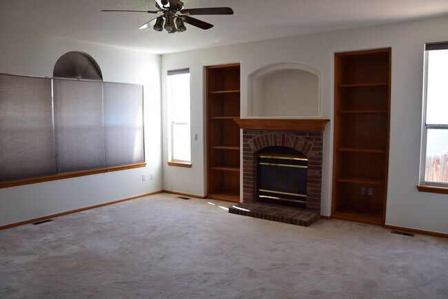 Building Photo - Beautiful 5 bedroom home w/ 3 car garage in Littleton