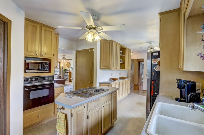Building Photo - Charming Bi-Level Home in Sunset Village -...