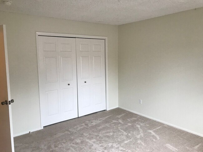 Building Photo - Charming and Conveniently Located Townhome...