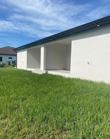 Building Photo - 705 Harry Ave S