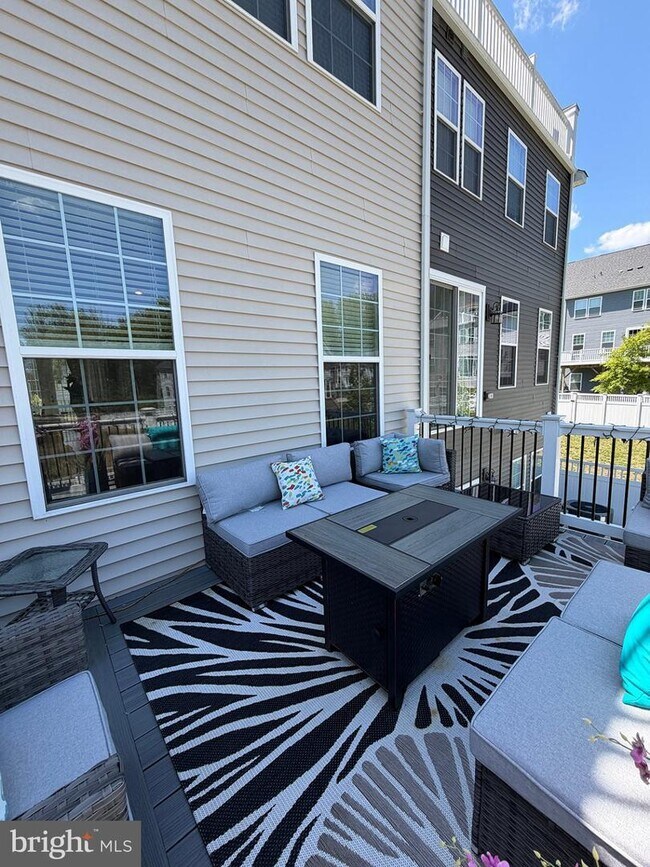 Building Photo - 10802 Foxtrot Cir