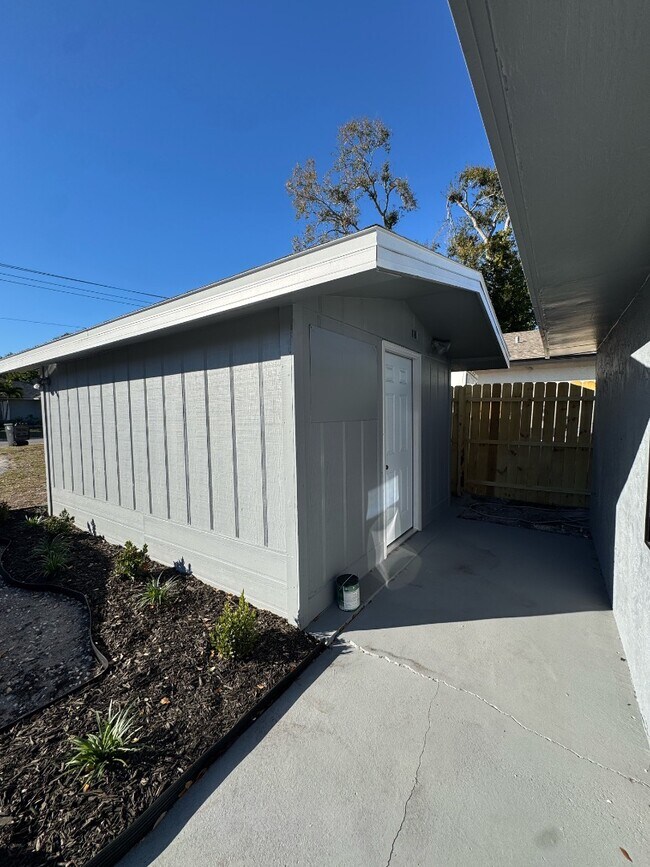 Building Photo - 3402 9th Ave W