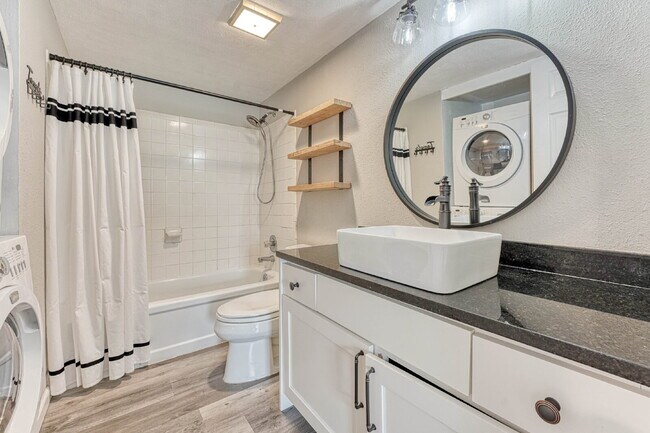 Building Photo - Charming 3-Bed Penthouse Condo in Denver with 2 full bathrooms! – Open Floor Plan *Move in specia...