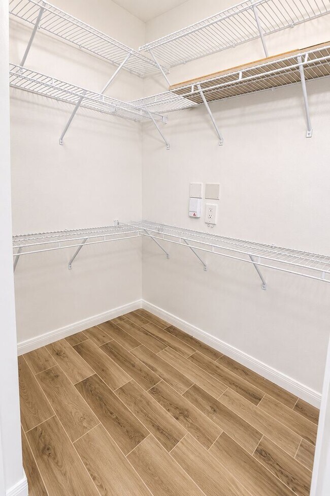 Building Photo - Annual unfurnished luxury 3/2 condo downtown Sarasota overlooking a park!