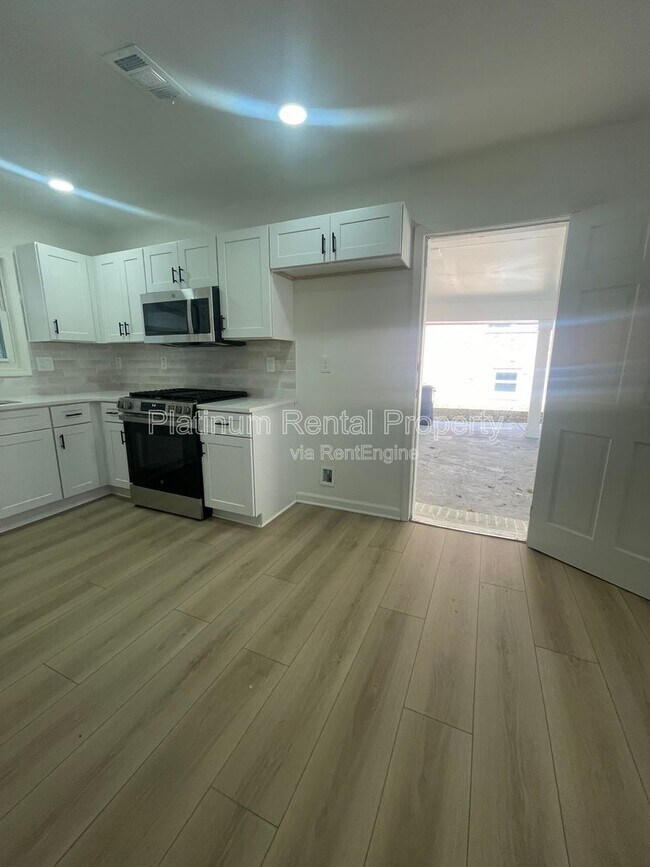 Building Photo - 1245 Shore Dr SW