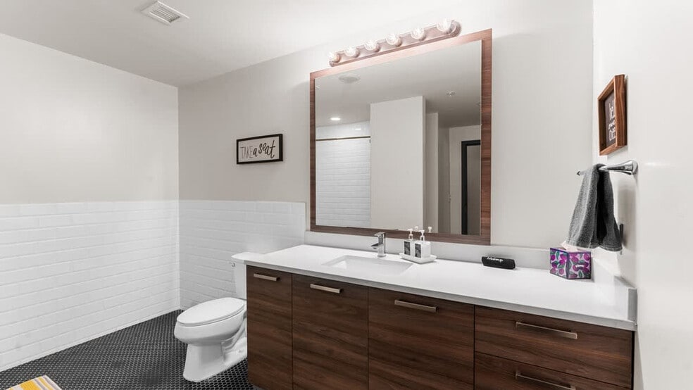 Building Photo - 500 S Ervay St