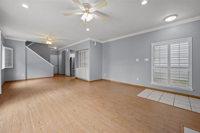 Building Photo - 11709 Lakeside Pl Dr