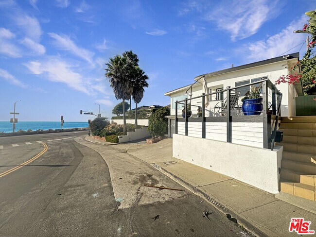 Building Photo - 111 Waterview St