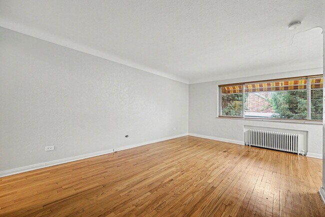 Building Photo - Bright Updated 2-Bed Condo with Vintage Charm Near Wash Park & Cherry Creek