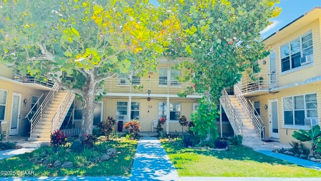 Building Photo - 637 N Oleander Ave