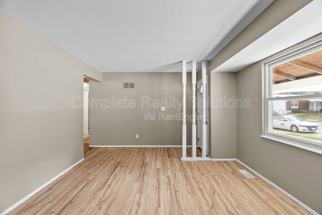 Building Photo - 561 Golfwood Dr