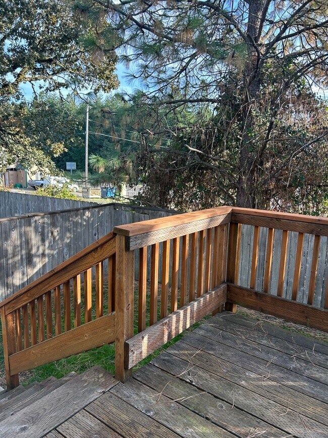 Building Photo - (870) College Street Duplex - 3 Bedroom / ...