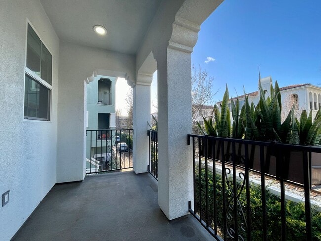Building Photo - Beautiful Upscale and Modern 2 Bedroom 2 B...