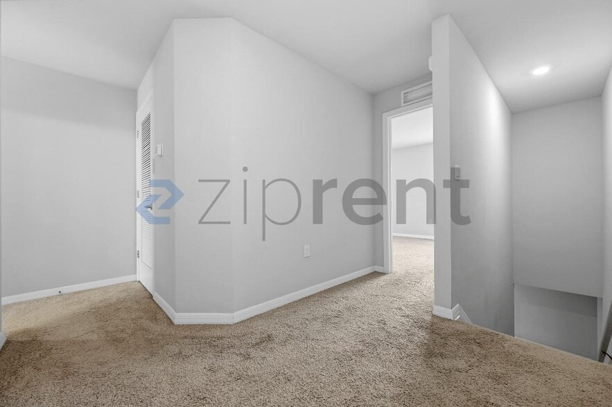 Building Photo - Unit