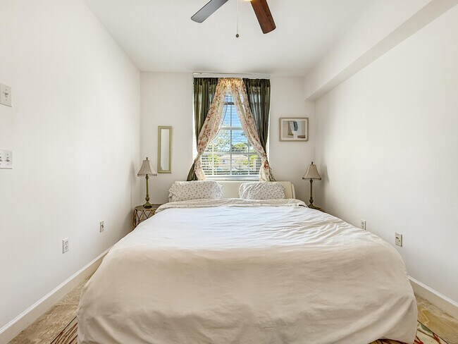 Building Photo - 1900 Van Buren St