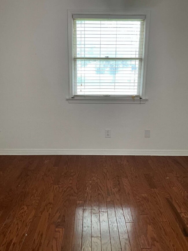 Building Photo - 3 bedroom 2 bath Single Family Home with N...