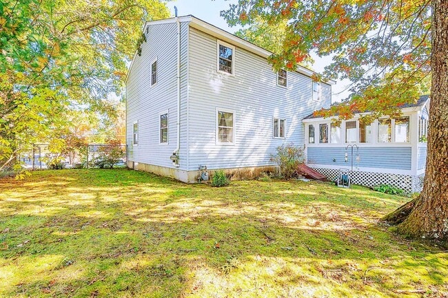 Building Photo - 10 Friar Tuck Ln