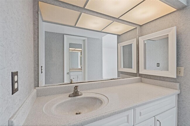 Building Photo - 2621 Cove Cay Dr
