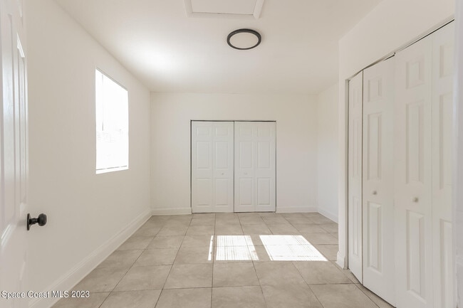 Building Photo - 674 23rd Pl SW