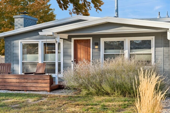 Building Photo - 1346 Phillips Ln