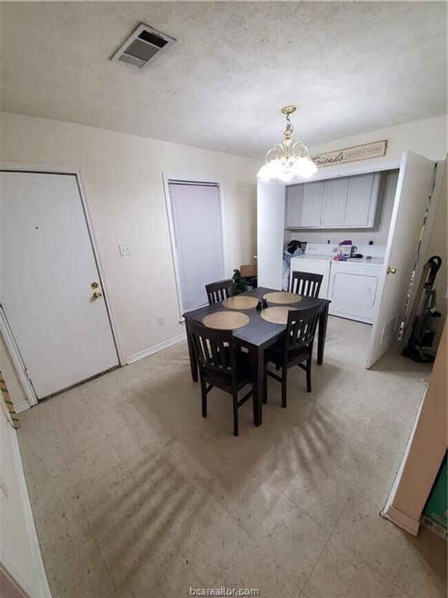 Building Photo - College Station - 3 bedroom /3 bath HOUSE Near TAMU!