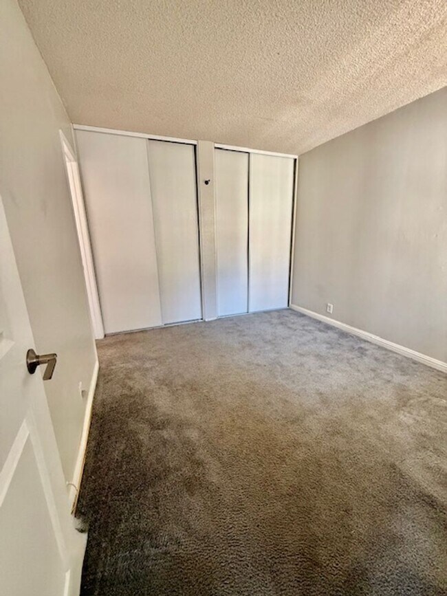 Building Photo - Lovely Eastlake condo