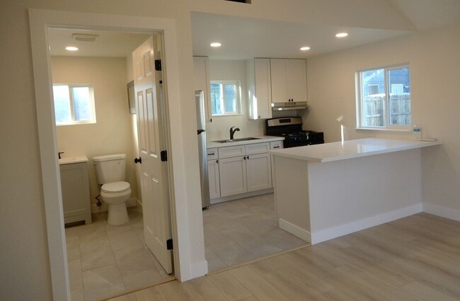 Building Photo - Cozy Cottage