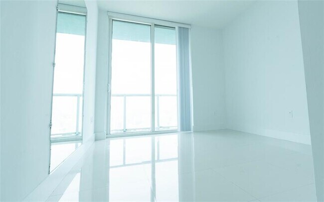 Building Photo - 1900 N Bayshore Dr