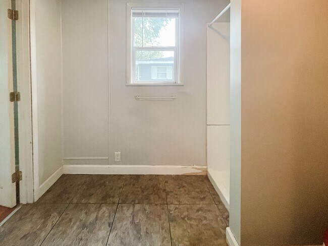 Building Photo - 1 Bed Home on Big Lot with Off Street Parking