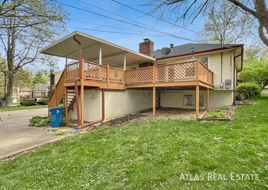 Building Photo - 2700 NE 69th St