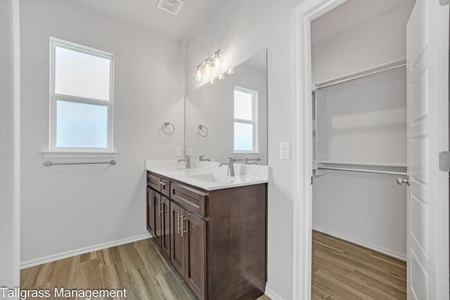 Building Photo - A Blend of Modern Luxury and Comfort