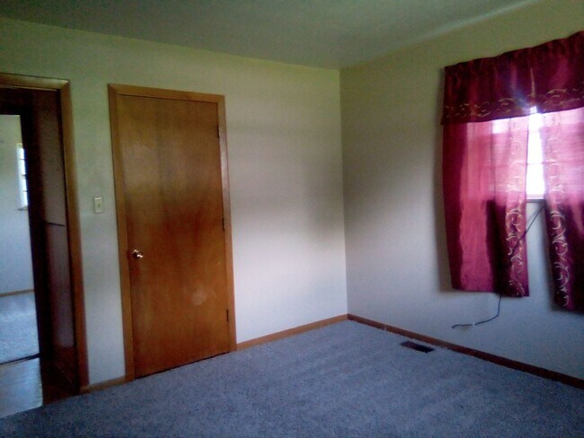 Building Photo - Knoxville 37918 - Beautiful 3 bedroom, 1.5 bath, brick rancher - Call Sharon Arnwine (865) 313-7215