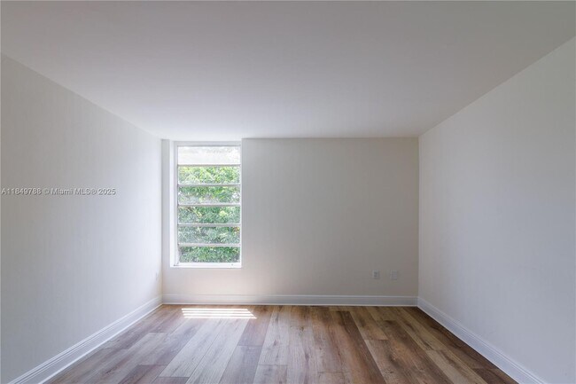 Building Photo - 8870 Fontainebleau Blvd