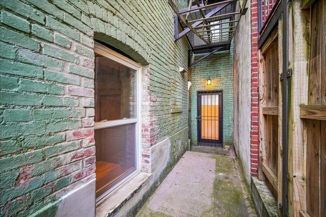 Building Photo - Modern 2BR 2BA Apartment in Columbia Heights
