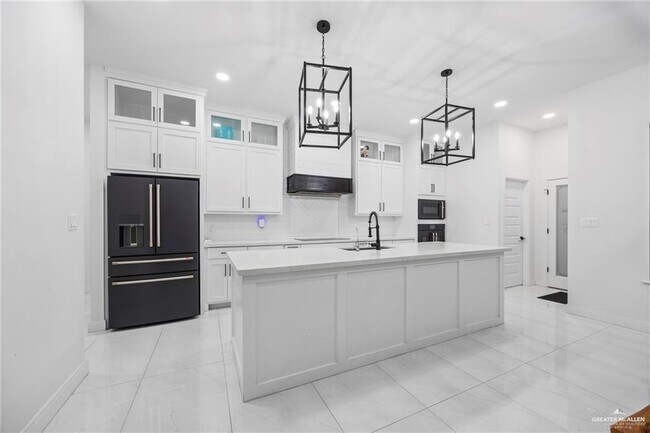 Building Photo - 1615 Lago Delton