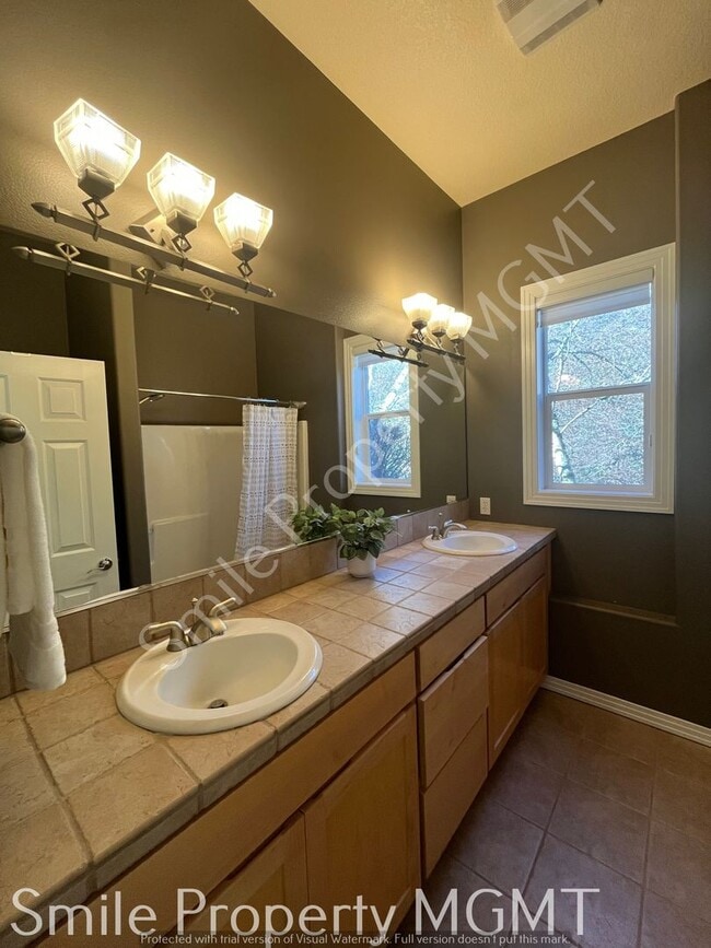 Building Photo - single house