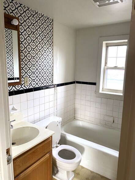 Building Photo - 1224 W 7th St