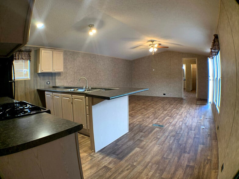 Building Photo - 4842 SW Topeka Blvd